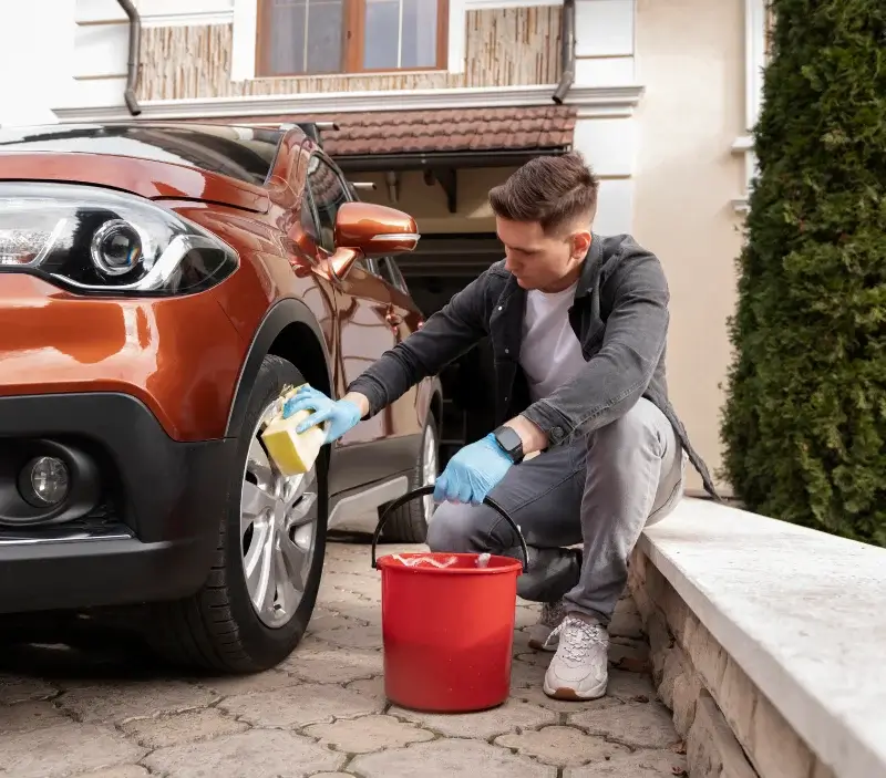 Lavage auto à domicile Cléry-sur-Somme : professionnel intervenant sur un véhicule